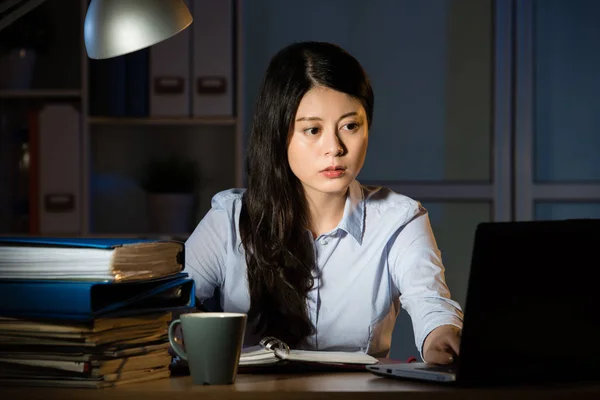 Азиатская деловая женщина работает сверхурочно поздно ночью в офисе — стоковое фото