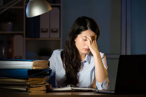 Asiático negocios mujer dolor de cabeza horas extras trabajo tarde noche —  Fotos de Stock