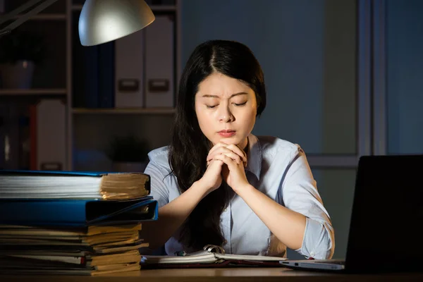 Asiático mulher de negócios pensando e trabalhando horas extras tarde da noite — Fotografia de Stock