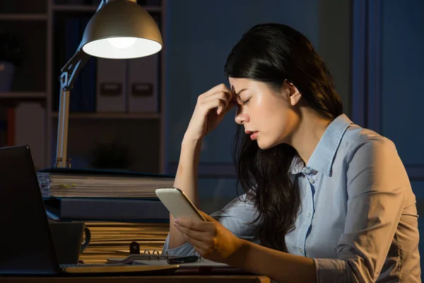 Asya iş kadın baş ağrısı smartphone mesai üzerinde Telifsiz Stok Imajlar