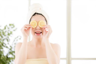 Kadın bankacı Charlie'yle gözlerinin üzerine limon dilimleri holding