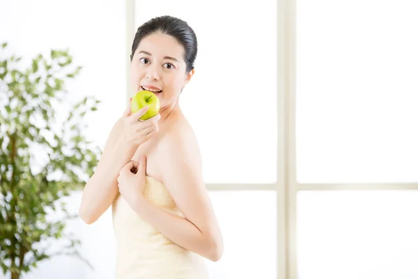 Schöne asiatische Mädchen, Handtuch und frischer Apfel nach dem Baden — Stockfoto