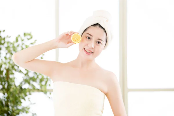 Glückliche Asiatin mit Zitronenscheiben in der Hand. gesunde Schönheit — Stockfoto