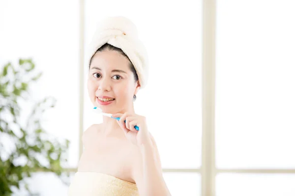 Lächeln asiatische Frau trocknet Handtuch auf dem Kopf hält Zahnbürste — Stockfoto