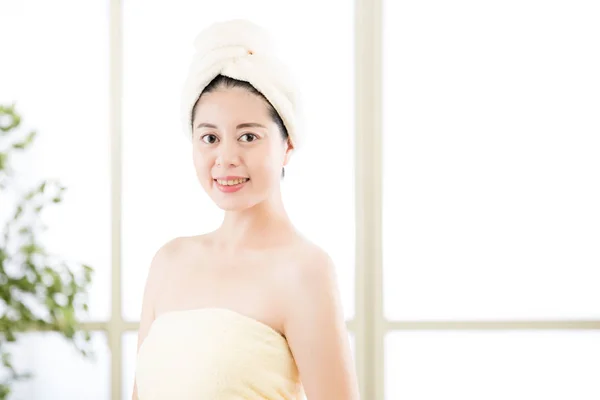 Wanita asia menawan mengeringkan handuk di kepala setelah mandi — Stok Foto
