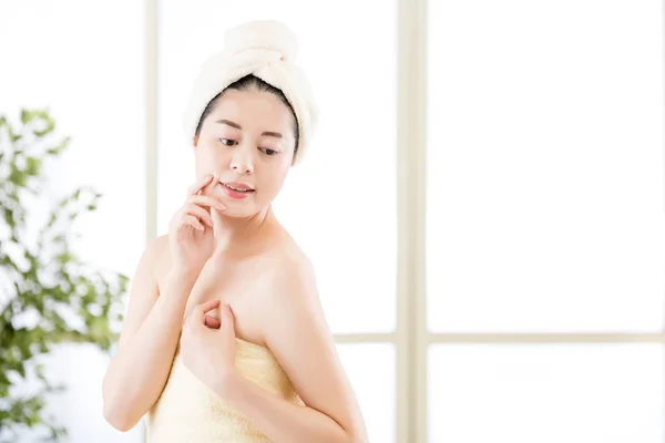 Charming asiatische Frau trocknen Handtuch auf Kopf nach Dusche — Stockfoto