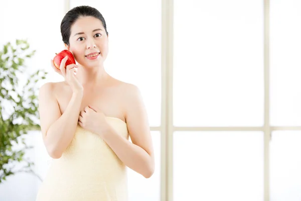Schöne Haut asiatische Frau Handtuch wickeln genießen frischen Apfel — Stockfoto