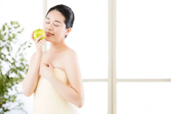美丽的亚洲女孩、 毛巾和洗完澡后的新鲜苹果 — 图库照片