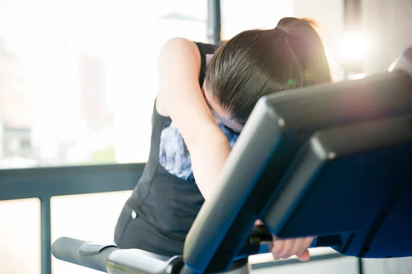 Sport ασιατική γυναίκα τρέχει treadmill ιδρώτα και αισθάνεστε κουρασμένοι — Φωτογραφία Αρχείου