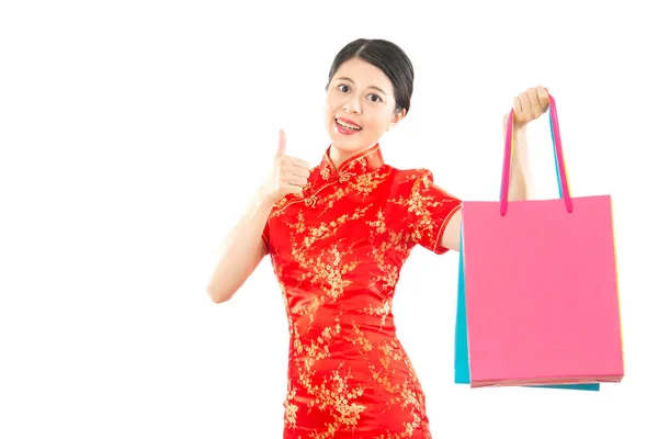 Kobieta trzymać kciuk i torba na zakupy — Zdjęcie stockowe