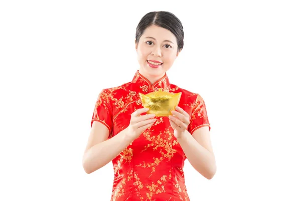 Sonriente mujer mostrando oro para la suerte — Foto de Stock