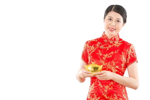 Mujer china sosteniendo lingote de oro — Foto de Stock