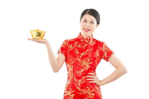 Mujer feliz presentando lingote de oro — Foto de Stock