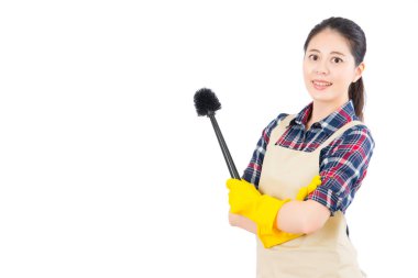tuvalet fırçası tutan güven ev kadını
