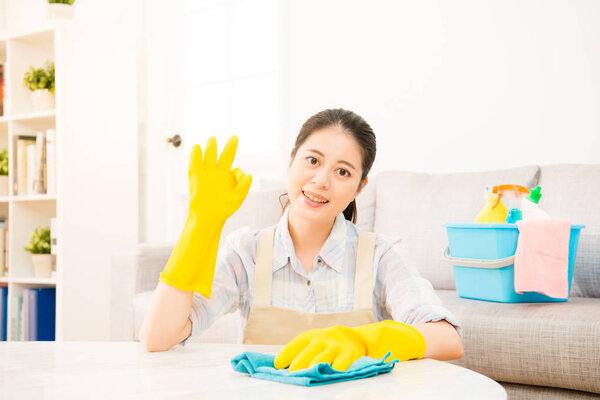 Молодая домохозяйка показывает хороший жест сделано
