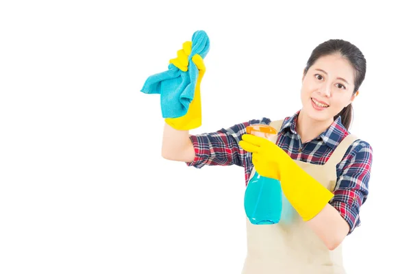 Nettoyage femme au foyer en utilisant le chiffon et pulvérisation — Photo