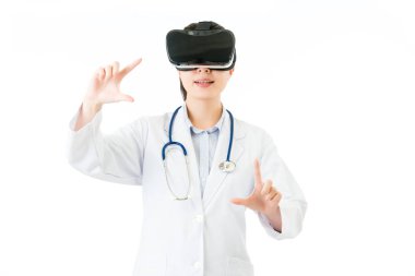 Asyalı kadın doktor tıbbi kayıt Vr kulaklık gözlük tarafından kontrol edin