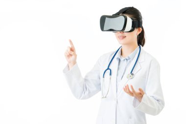 Asyalı kadın doktor tıbbi kayıt Vr mezartaşı yanında kontrol edin