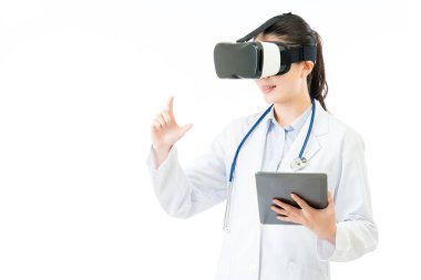 Asyalı doktor kullanım dijital tablet kontrol Vr kulaklık gözlük