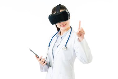 Asyalı doktor dijital tablet basın Vr kulaklık ekran kullanın