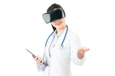 Asyalı doktor kadar dijital tablet Vr kulaklık el kullanmak 