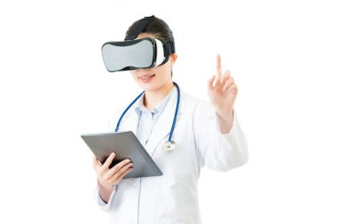 Asyalı doktor dijital tablet basın Vr kulaklık ekran kullanın