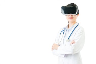 Asyalı kadın doktor çapraz kol Vr kulaklık gözlük