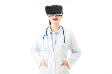 Asyalı kadın doktor el cep Vr kulaklık gözlük ile