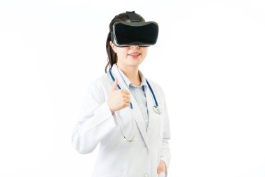 Asyalı kadın doktor başparmak Vr kulaklık gözlük tarafından