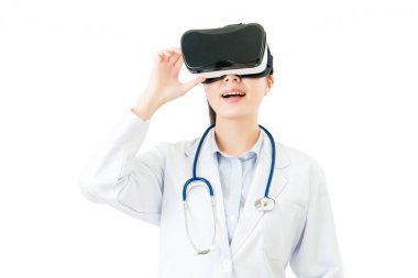 Asyalı kadın doktor VR kulaklık gözlük cihazla arıyorsunuz