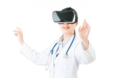 Asyalı kadın doktor onay dokunmatik ekran Vr kulaklık tarafından