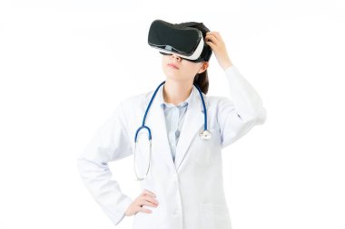 Asyalı kadın doktor VR kulaklık gözlük cihazla düşünme