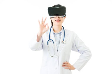 Asyalı kadın doktor ok işareti ile Vr kulaklık gözlük