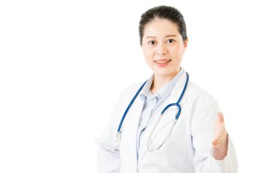 başarılı gülümseme Asyalı doktor el sıkışma stetoskop ile