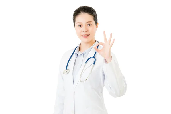 Asyalı kadın doktor gülümseyen iyi jest gösterilen stetoskop ile — Stok fotoğraf