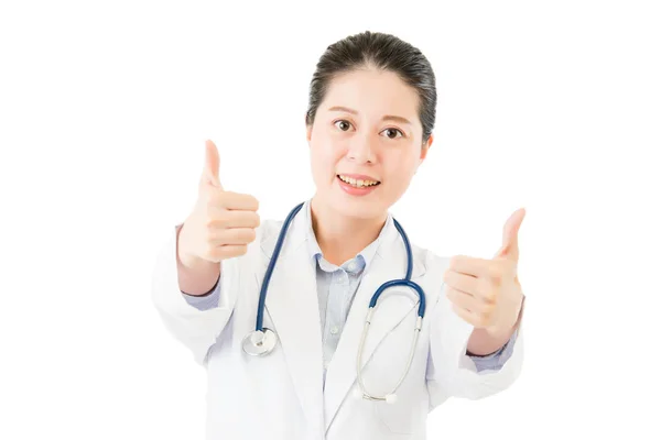 Usmívající se žena asijské doktor s stetoskop Ukázat palec nahoru — Stock fotografie