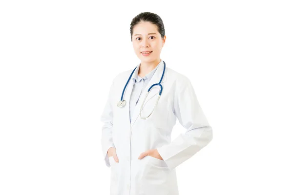 Улыбающаяся азиатка-врач со стетоскопом в кармане — стоковое фото