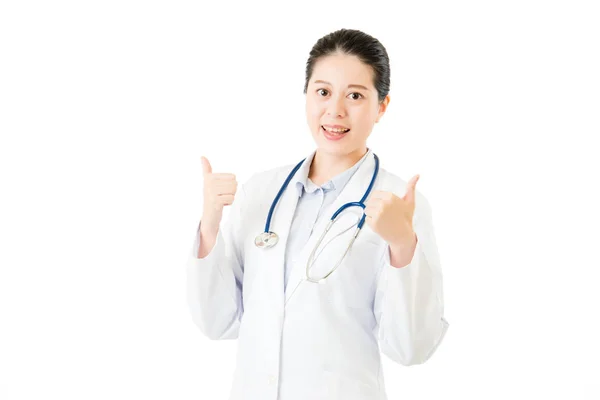 聴診器を親指のアップで笑顔のアジア医師女性 — ストック写真