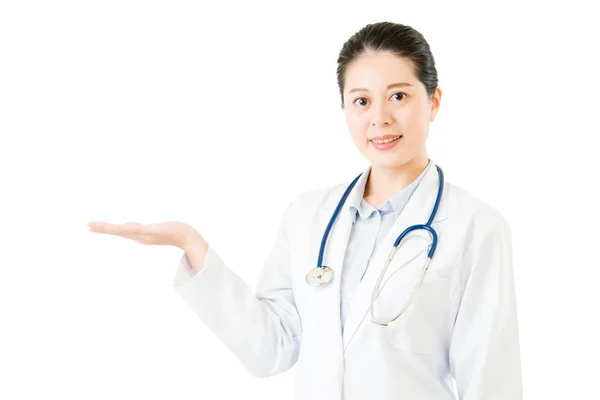 Asiático mulher médico com estetoscópio mão exibir algo — Fotografia de Stock