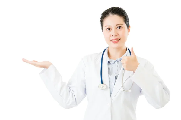 Leende asiatisk kvinna läkare visar något och tummen upp — Stockfoto