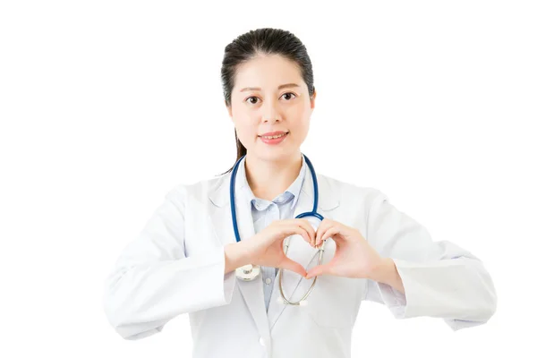 Asiático mujer médico con estetoscopio mano amor corazón gesto — Foto de Stock