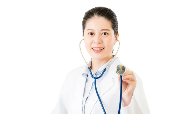 Succesvolle Aziatische vrouw arts gebruik stethoscoop naar auscultatie — Stockfoto