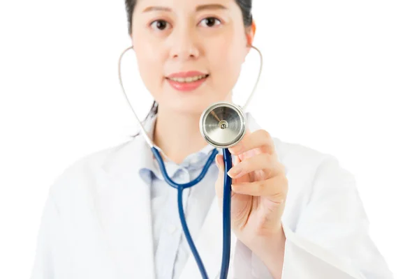 Framgångsrika asiatisk kvinna läkare använda stetoskop till auskultation — Stockfoto