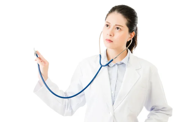 Úspěšné asijské ženy lékaři použití stetoskopu auskultace — Stock fotografie