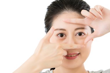 Güzel Asyalı kadın el parmak çerçeve el ile yapma