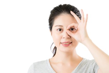 Asyalı kadın göstermek iyi göz görme için ok jest