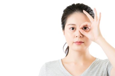 Asyalı kadın göstermek iyi göz görme için ok jest