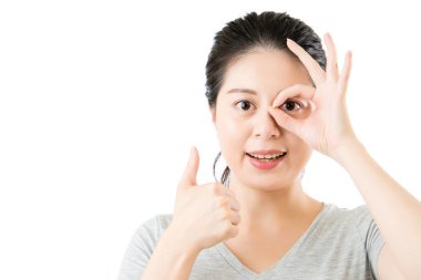 güzel Asyalı kadın göster Tamam jest ve başparmak yukarıya