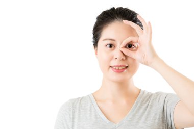 Asyalı kadın göstermek iyi göz görme için ok jest