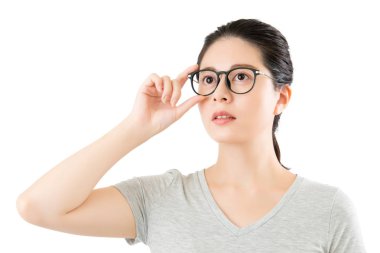 Asyalı kadın içerik doğal görünümlü şık gözlüklerini üzerinde